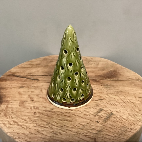 🟢 Stunning Handmade / Hand Painted & Kiln Fired Ceramic Crafted Christmas Tree - Picture 3 of 10